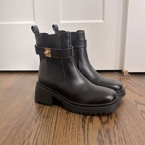 Steve Madden Gates Black Leather Ankle Lug Sole Boots Buckle Gold Hardware Sz 9